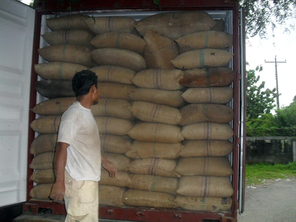 满载出口集装箱